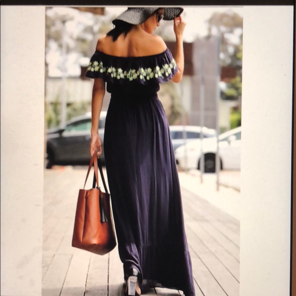 Off the shoulder embroidered design Dress - Picture 2 of 6